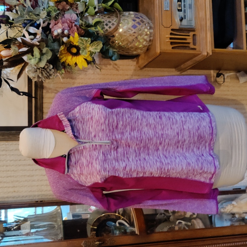 M lightweight long sleeved active wear by Avia